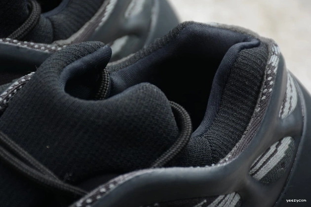 Black Yeezy Boost 700 V3 H67799 Adidas 0829